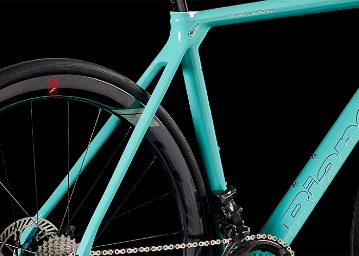 Bianchi Specialissima Disc 2022は、美しいチェレステカラーと極限まで洗練された軽量カーボンフレームを持つスーパーバイクです。