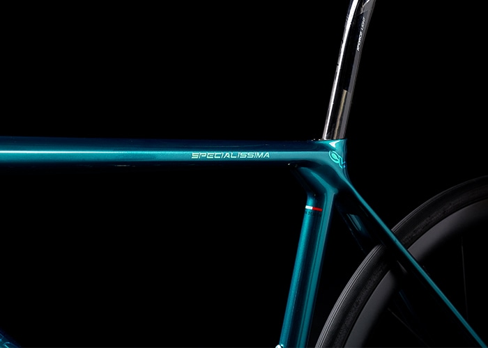 ianchi Specialissima Discは、洗練された美しさと高性能を兼ね備えた超軽量オールラウンダーバイクです。