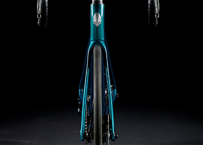 Bianchi Specialissima Disc 2022は、優れたエアロダイナミクスと高い剛性を両立し、あらゆるシーンで速さを追求するライダー向けの一台です。軽量カーボンフレームがペダリング効率を最大限に引き出し、圧倒的なパフォーマンスを発揮します。