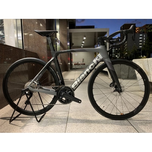 ビアンキ Oltre XR4 Discの洗練されたエアロデザインとディスクブレーキの組み合わせが、高速巡航と優れた制動力を実現するハイエンドロードバイク。