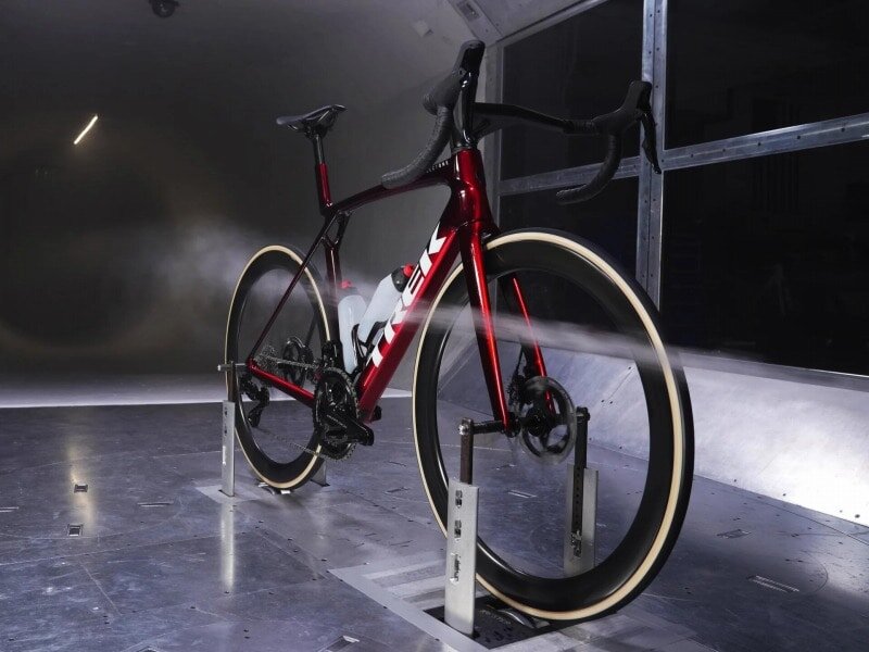 TREK Madone Gen 8風洞実験中のエアロ性能に優れた赤いロードバイク、最新技術を搭載したモデル。