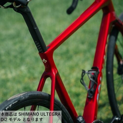 コルナゴのロードバイクのシートチューブとリアタイヤ周辺のディテールを強調したもので、SHIMANO ULTEGRA Di2モデルです。
