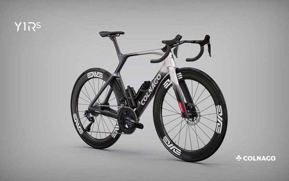 COLNAGO Y1Rsは、空力性能を極限まで追求したフレームデザインとENVEホイールの組み合わせが特徴で、最新のエアロダイナミクス技術を取り入れた究極のエアロロードバイクです。