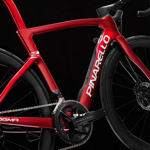 INARELLO DOGMA F STARRY RED のロードバイクを強調したビジュアルです。

簡易説明
鮮烈なレッドのフレームが際立つ、美しく迫力のあるデザイン。