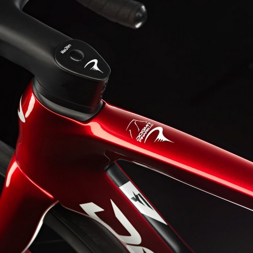 INARELLO DOGMA F STARRY RED のロードバイクを強調したビジュアルです。

簡易説明
鮮烈なレッドのフレームが際立つ、美しく迫力のあるデザイン。