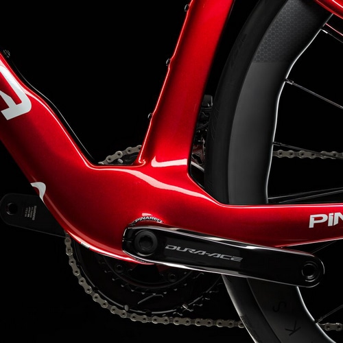 PINARELLO DOGMA F STARRY REDのボトムブラケット周辺。高剛性のエアロ形状フレームとDURA-ACEクランクセットが特徴の高性能ロードバイク。