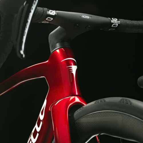 PINARELLO DOGMA F FRAME SET STARRY RED のロードバイクを映したものです。 特徴と魅力 新色 STARRY RED 深みのあるレッドにメタリックフレークが散りばめられ、光の角度によって異なる輝きを放つ特別なカラーリング。 イタリアンデザインの美しさと、ピナレロの空力性能を融合させた魅力的な仕上がりです。