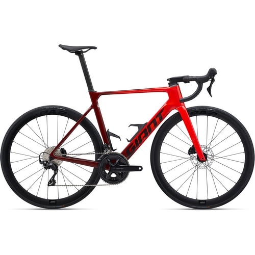 この画像は、GIANT PROPEL ADVANCED 2 のロードバイクです。エアロダイナミクスを重視したフレーム形状と、ディスクブレーキ仕様が特徴的なモデルです。フロントフォークやシートステーの形状が空力性能を高める設計になっており、ハイスピード巡航やレース志向のライダーに適しています。