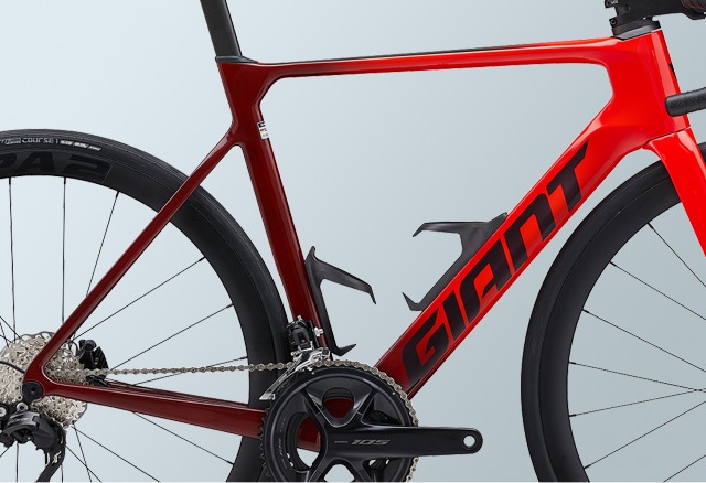 GIANT PROPEL ADVANCED 2 のフレーム部分のクローズアップです。
エアロダイナミクスを意識したフレーム形状が際立っており、ダウンチューブとシートチューブの角ばったデザインが空気抵抗を軽減する構造になっています。また、ボトルケージがフレームに装着されており、ロングライドやレース向けのセットアップがされているのが特徴です。