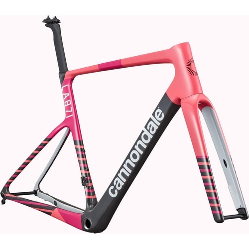 Cannondale LAB71 SuperSix EVOのフレームセット。
超軽量カーボンモノコック設計で、空力性能を強化。
エアロフォークとカムテール形状を採用し、剛性と快適性を両立。
ヒルクライムからエンデュランスまで対応するハイエンドモデル。