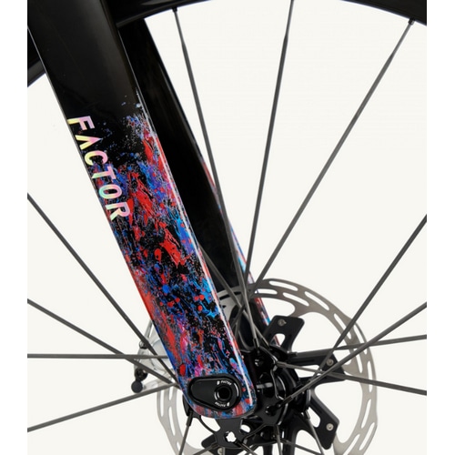 FACTOR OSTRO VAM 2024 Tour de France Editionのフロントフォーク部分をクローズアップしたものです。鮮やかなスプラッター風ペイントとディスクブレーキが特徴です。