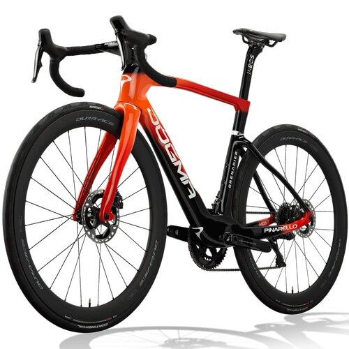 この画像は、Pinarello DOGMA Fのロードバイク。エアロダイナミクスと剛性を追求した設計で、軽量カーボンフレームとDura-Aceホイールを装備。トップレース仕様のハイエンドモデル。