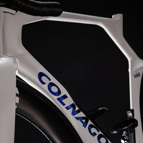 Colnago Y1RSのフレームデザインを強調した画像。エアロダイナミクスを追求した特徴的なトップチューブとダウンチューブが際立ち、ブルーの「COLNAGO」ロゴが映える。UAEチームエディションを示すマーキングも確認できる。