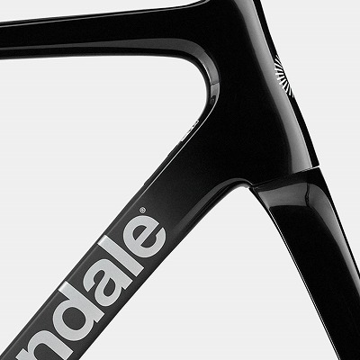 Cannondale SuperSix EVOのヘッドチューブとダウンチューブは、エアロダイナミクスと高剛性を融合したデザイン。スムーズな形状が空気抵抗を削減し、軽量Hi-MODカーボンが優れた反応性と快適性を実現。