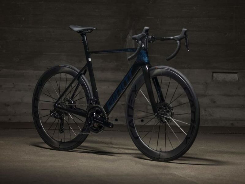 GIANT Propel Advanced PROは、エアロダイナミクスと軽量性を両立したロードバイク。CADEXホイールと一体型コックピットを採用し、高速巡航性能と剛性を強化。レース志向のライダー向け。