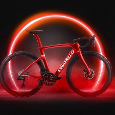 この画像は、Pinarello DOGMA Fの幻想的なプロモーションビジュアル。赤いライトがフレームの流麗なエアロ形状を際立たせ、ハイエンドレーシングバイクの性能とデザインの美しさを強調している。