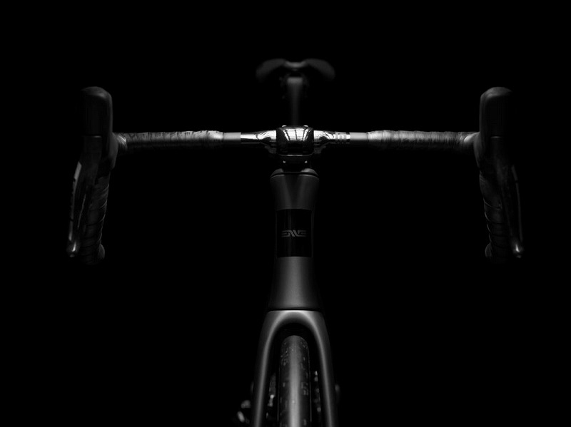 ENVE Meleeのフロントビュー。統合型ハンドルと内装ケーブル設計が特徴で、洗練されたエアロフォルムが強調されている。剛性と空力性能を両立したレーシングバイクの象徴的なデザイン。