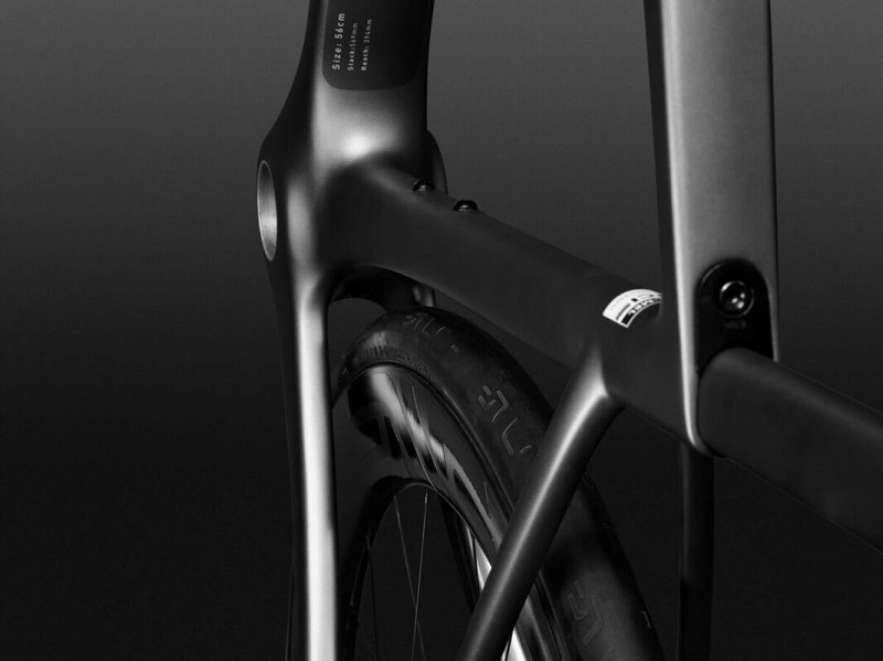 ENVE Meleeのリアトライアングルとタイヤクリアランスのクローズアップ。剛性を確保しつつ振動吸収性を向上させた設計で、ワイドタイヤ対応のエアロ性能に優れたフレームが特徴。