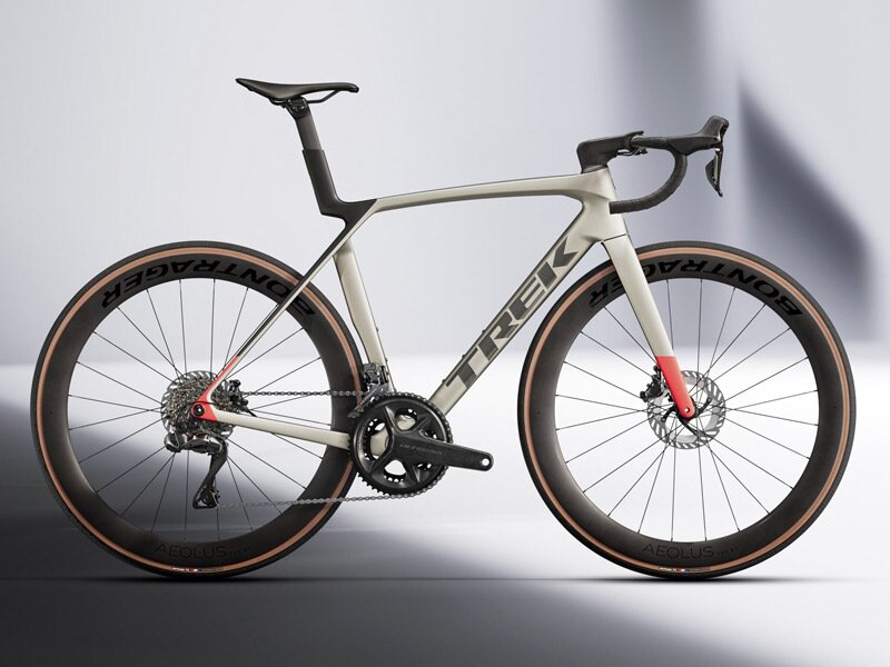 TREK Madone Gen 8の最新エアロロードバイク。IsoFlowテクノロジー採用で軽量化と快適性を向上。Bontrager Aeolusディープリムホイール搭載、空力性能と剛性を最適化し、レース向けに進化。