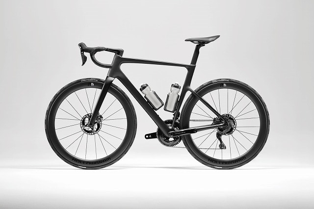 Cannondale SuperSix EVO LAB71の完成車。統合されたエアロデザイン、軽量カーボンフレーム、ディスクブレーキ、エアロボトルを装備し、高速性能と快適性を両立。